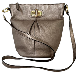 B. MAKOWSKY Metallic Gold Leather Crossbody Bucket Bag Turn Lock Dust Bag Chic